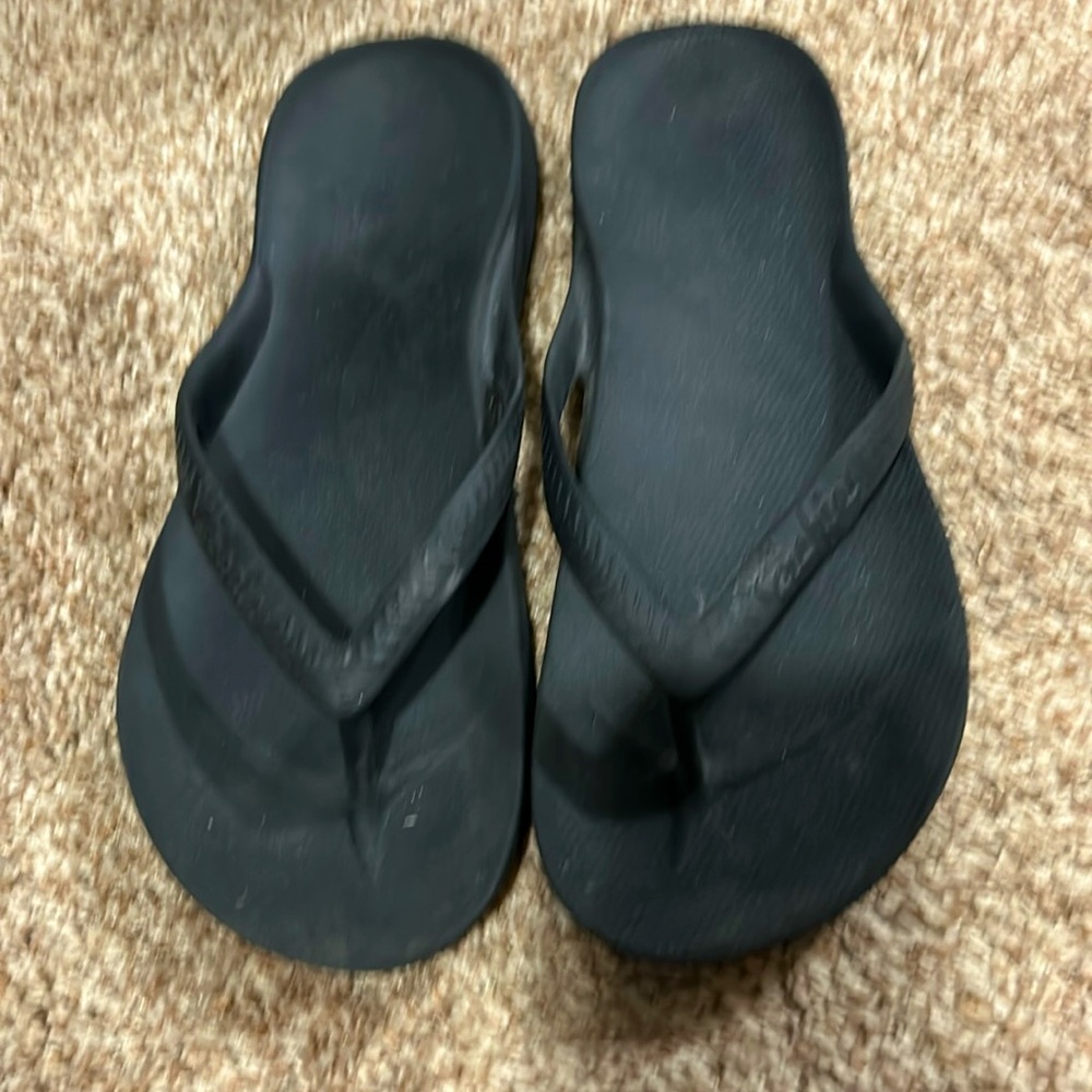 Women’s size 10 Archie’s black